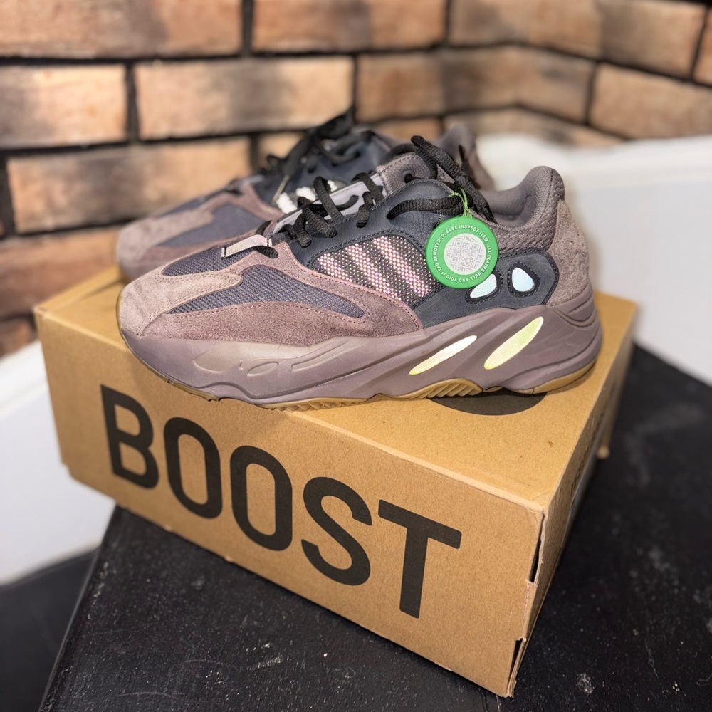 Yeezy Boost 700 Mauve sneakers US men size 9